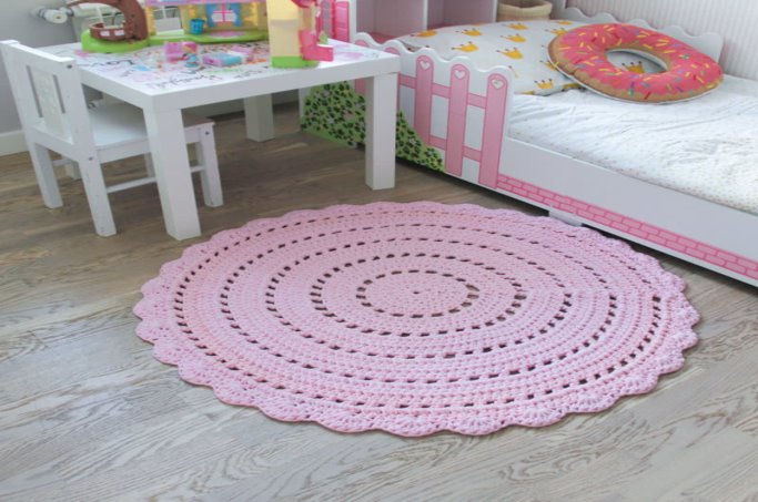килим, в&#39;язаний гачком (46 фото): приліжкові килимки з трикотажної пряжі  прямокутної, квадратної і круглої форми на підлогу в інтер&#39;єрі спальні -  2020-2021